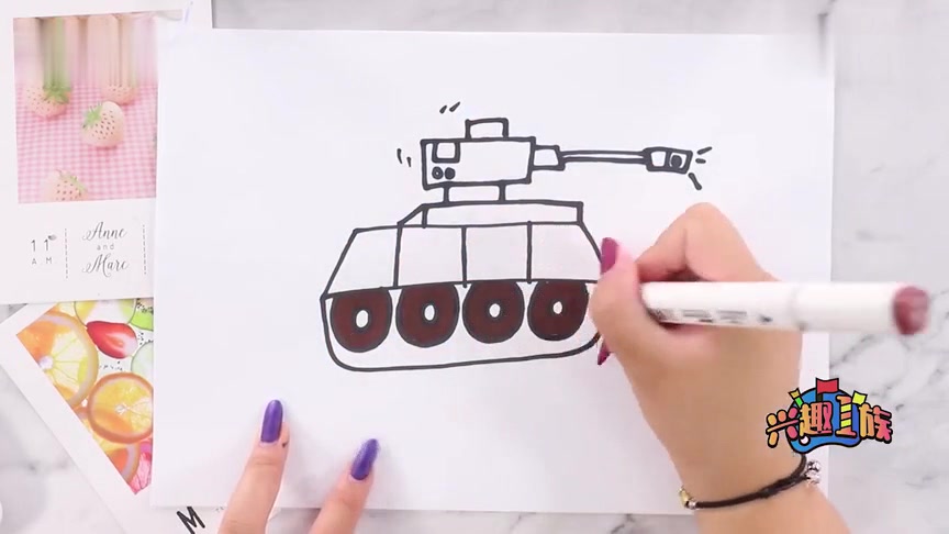 4装甲车简笔画:先使用黑色的画笔画出装甲车的形状,之后再使用彩色的 
