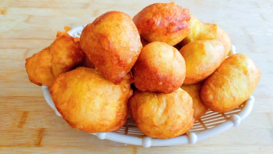 农村妈妈教你炸油饼,一碗面粉俩鸡蛋,手不沾面,简单美味