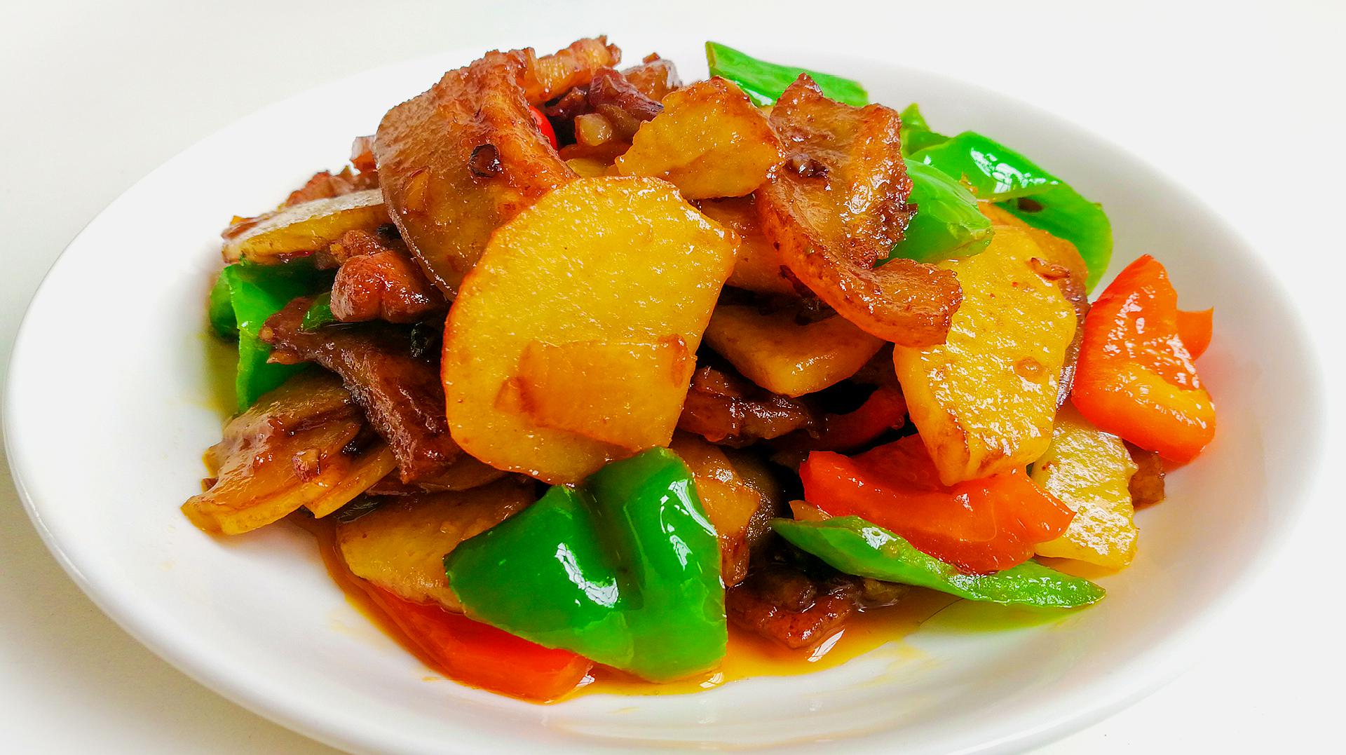 人人都爱吃的五花肉干煸土豆片,满满一盘一顿扫光,这做法太下饭