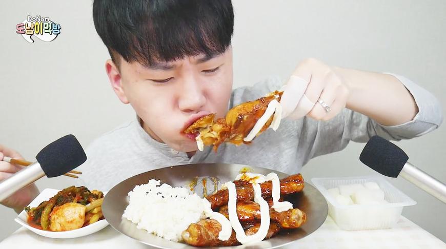 韩国吃货小哥,吃4个烤鸡腿 米饭,配泡菜,吃的真馋人