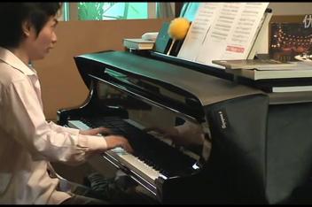 [图]钢琴家沈文裕演奏《菊次郎的夏天》,弹的好听极了,不愧是大师!
