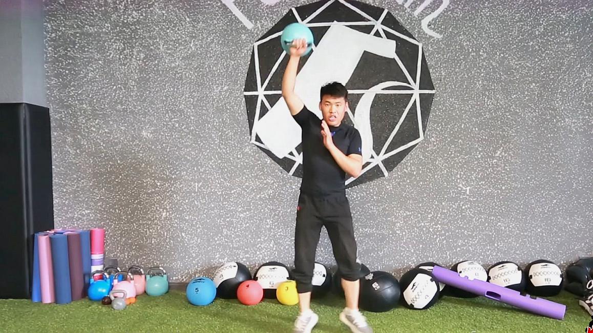 2分钟壶铃训练真正考验力量,高翻动作超具挑战,看这段就够了